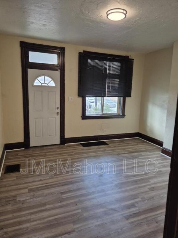 Building Photo - 114 Mound Ave