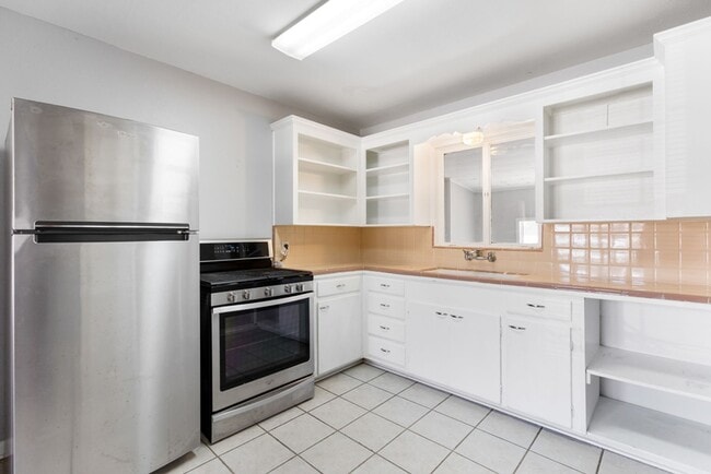 Building Photo - Charming Home Awaits: Spacious & Modern Living in a Prime Location