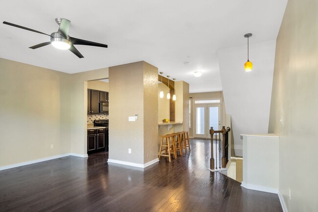 Building Photo - Spacious 3 Bedroom 3.5 Bathroom Townhome i...