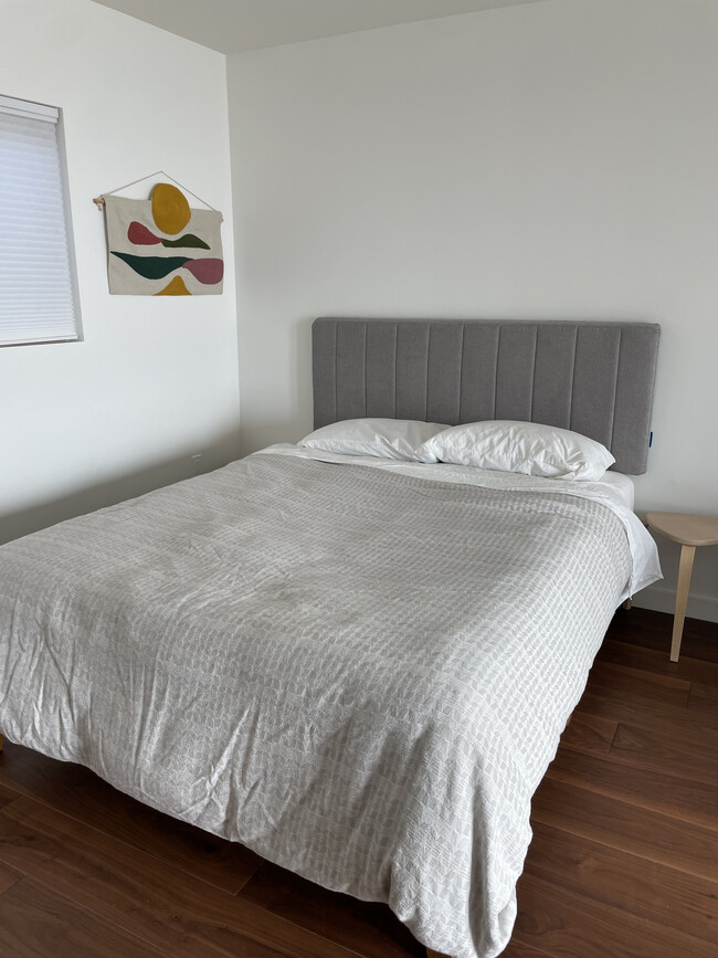 Queen Bed - 908 Kendall Ave