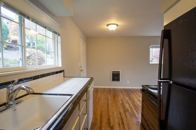 Building Photo - John's Landing Corner 2-Bedroom w/ Hardwoo...