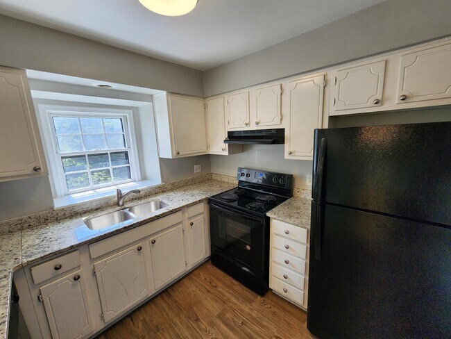 Building Photo - 67 Montre Square NW