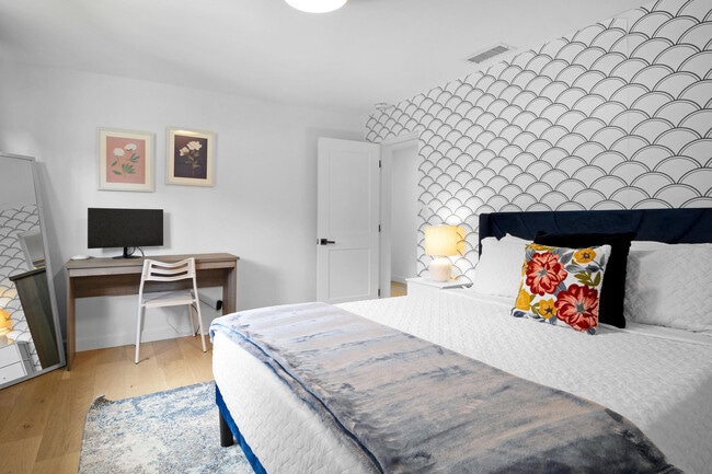 Building Photo - 2862 NE 35th Ct