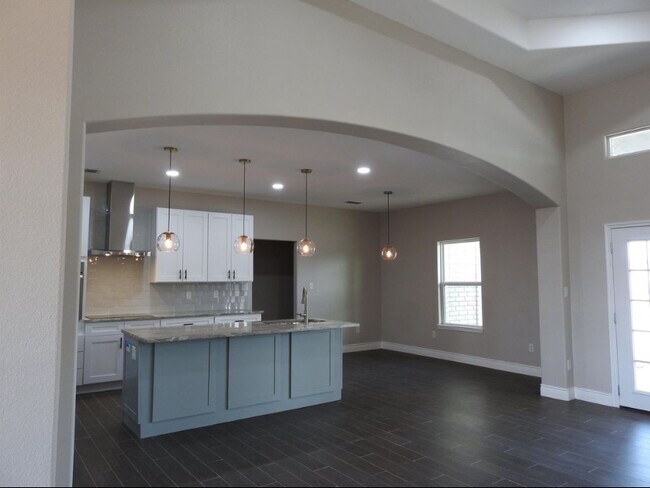 Building Photo - 400 Pitaya Ln