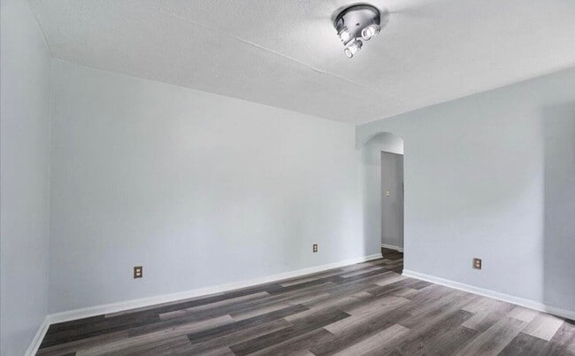 Building Photo - Updated Hillview Home! 3BR/2BA with Basement!