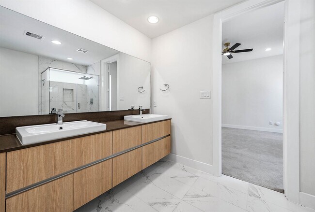 Building Photo - 5519 Paraiso Pl