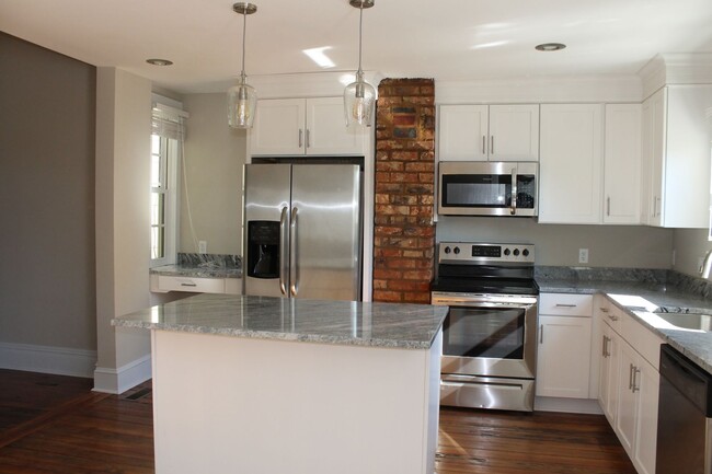 Building Photo - Gorgeous 3 Bed 2.5 Bath Home in Church Hill!