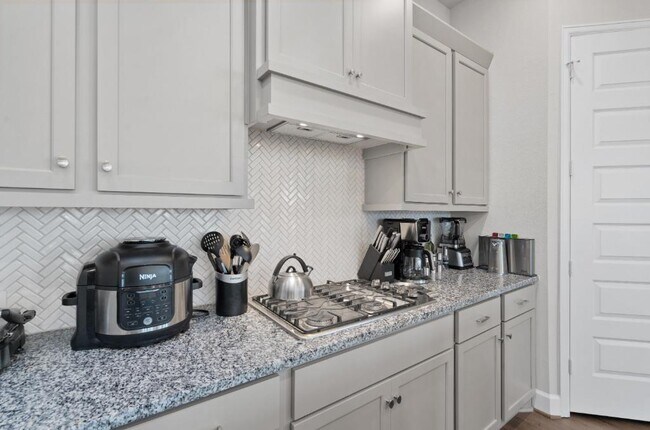 Building Photo - 547 Jefferson Dr