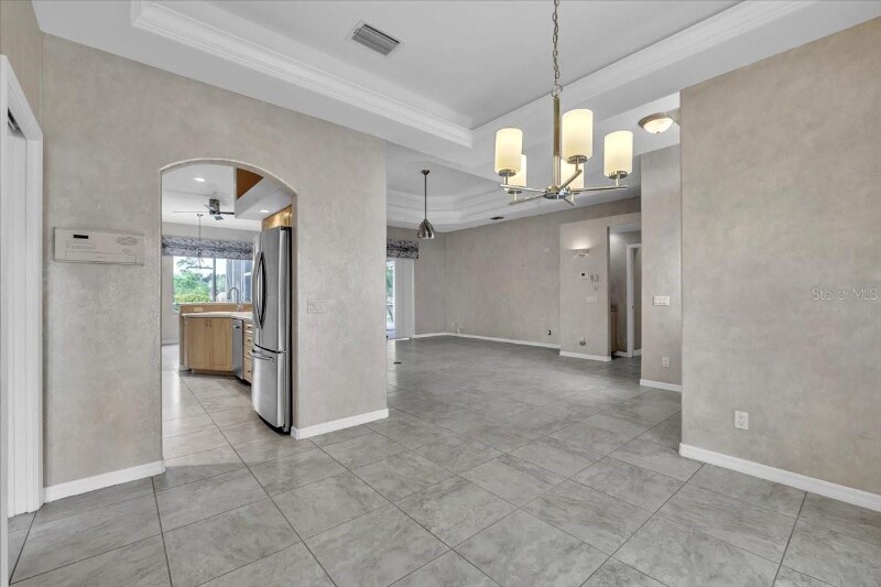 Building Photo - 3013 Royal Palm Dr