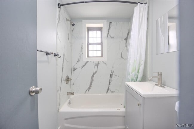 Building Photo - 530 Main St