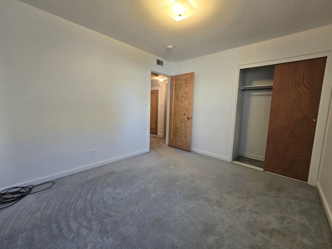 Building Photo - 4 bed, 1 bath House with 1 car garage