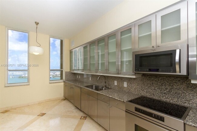 Building Photo - 888 Brickell Key Dr