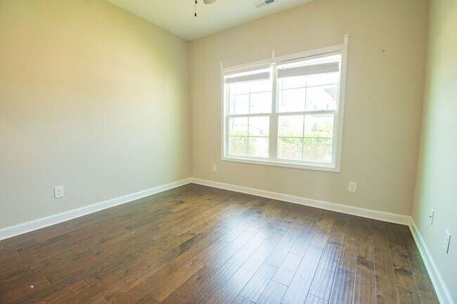Building Photo - Available July 1! 4 Bedroom 2.5 Bathroom
