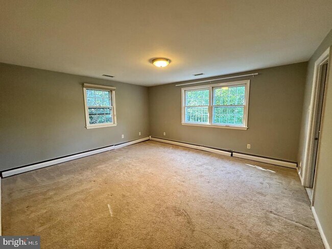 Building Photo - 765 Farnum Rd