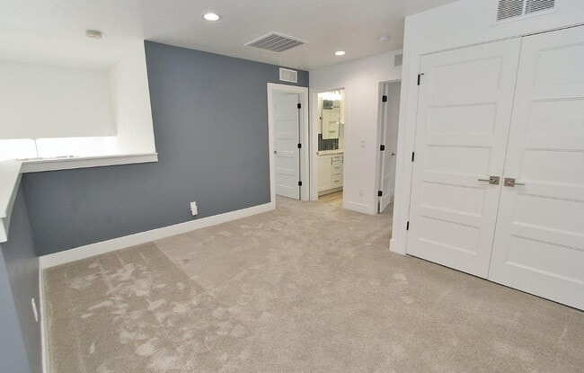 Building Photo - Immaculate Bench Home!