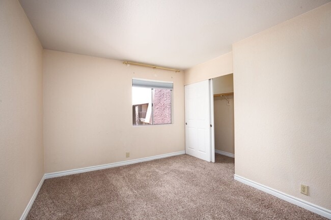 Building Photo - Guard gated SW community with easy Strip a...
