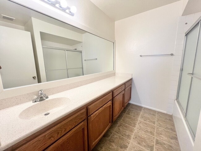 Building Photo - Roomy Signal Hill condo in Hillside Pines ...