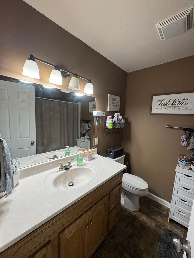 Building Photo - Country living on the outskirts of Nashville with 4 large beds, 2 baths, a bonus room and over an...