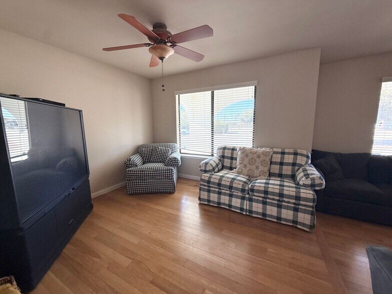 Building Photo - 4460 W Pine Haven Dr