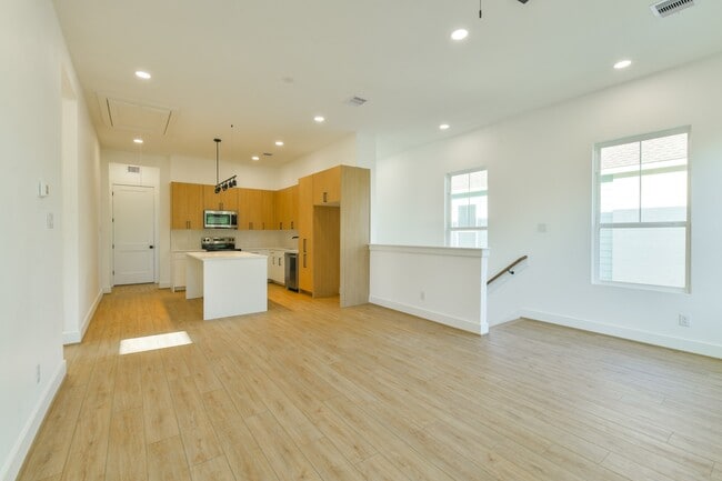 Building Photo - 164 Wallace St