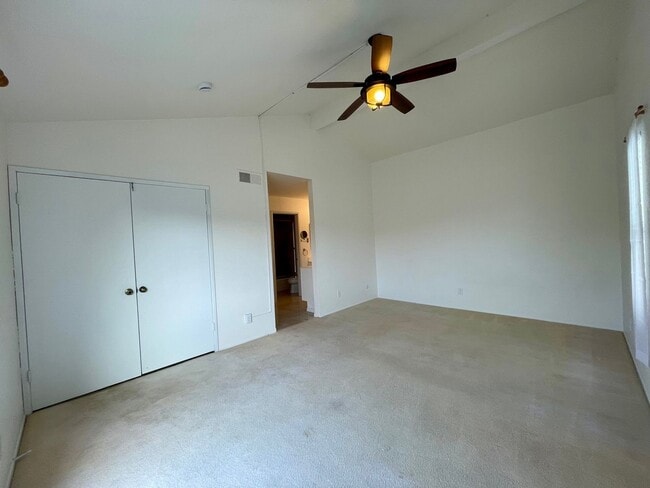 Building Photo - Large 2 bedroom condo in well desired La Jolla area