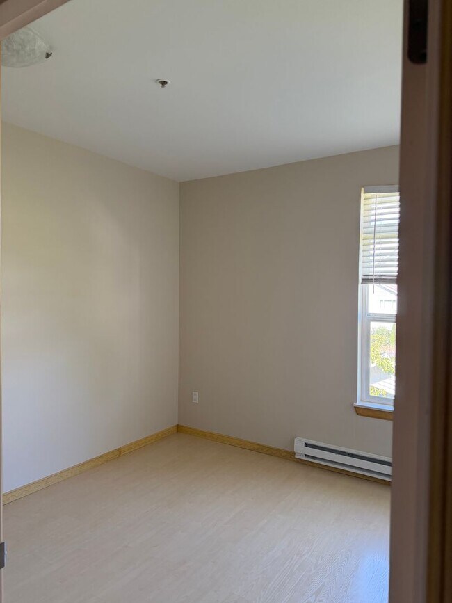 Building Photo - Spacious Mukilteo Nantucket Home Backing to a Peaceful Greenbelt