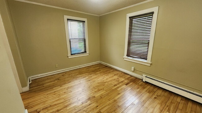 Building Photo - 2 Bedroom, 1 Bathroom with Laundry & Off Street Parking - Available August 1st!