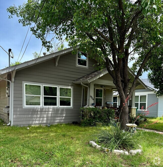 Building Photo - 4 Bedroom/2 Bath Home- Walking distance to...