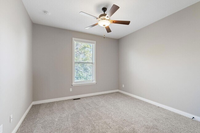 Building Photo - 1605 Labrador Dr