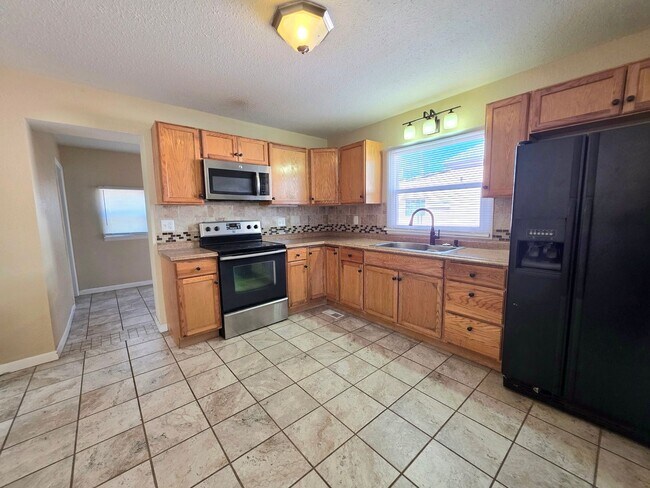 Building Photo - 1411 E Orman Ave