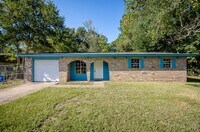 Building Photo - 3 Bedroom 1.5 Bath Home in Gautier!