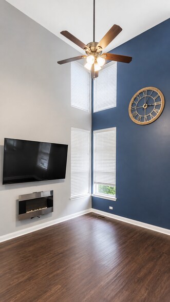 Building Photo - 1561 E Chivalry Ct