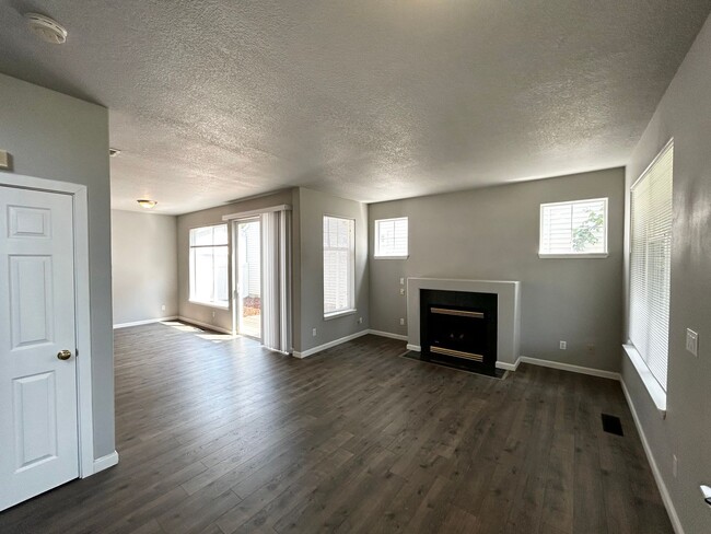 Building Photo - 3 Bedroom Beaverton Home with A/C!