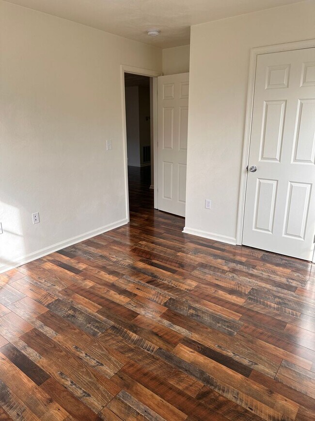 Building Photo - 4 Bedroom 2 Bath Apartment 2nd Floor