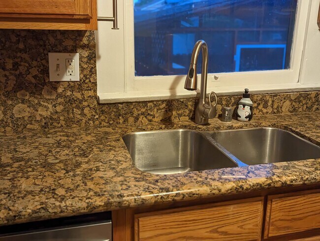 Building Photo - 522 E Lemon Ave