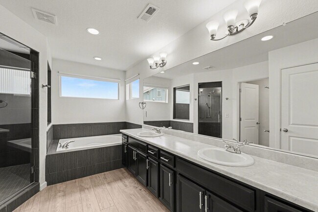 Building Photo - Stunning 4bed/3bath Oakwood Model Home in Erie