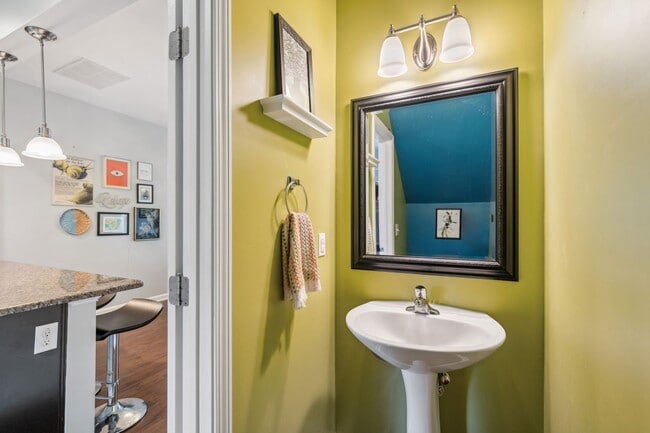 Building Photo - Beautiful 3 story townhome with office in ...