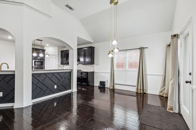 Building Photo - Luxurious in Little Elm