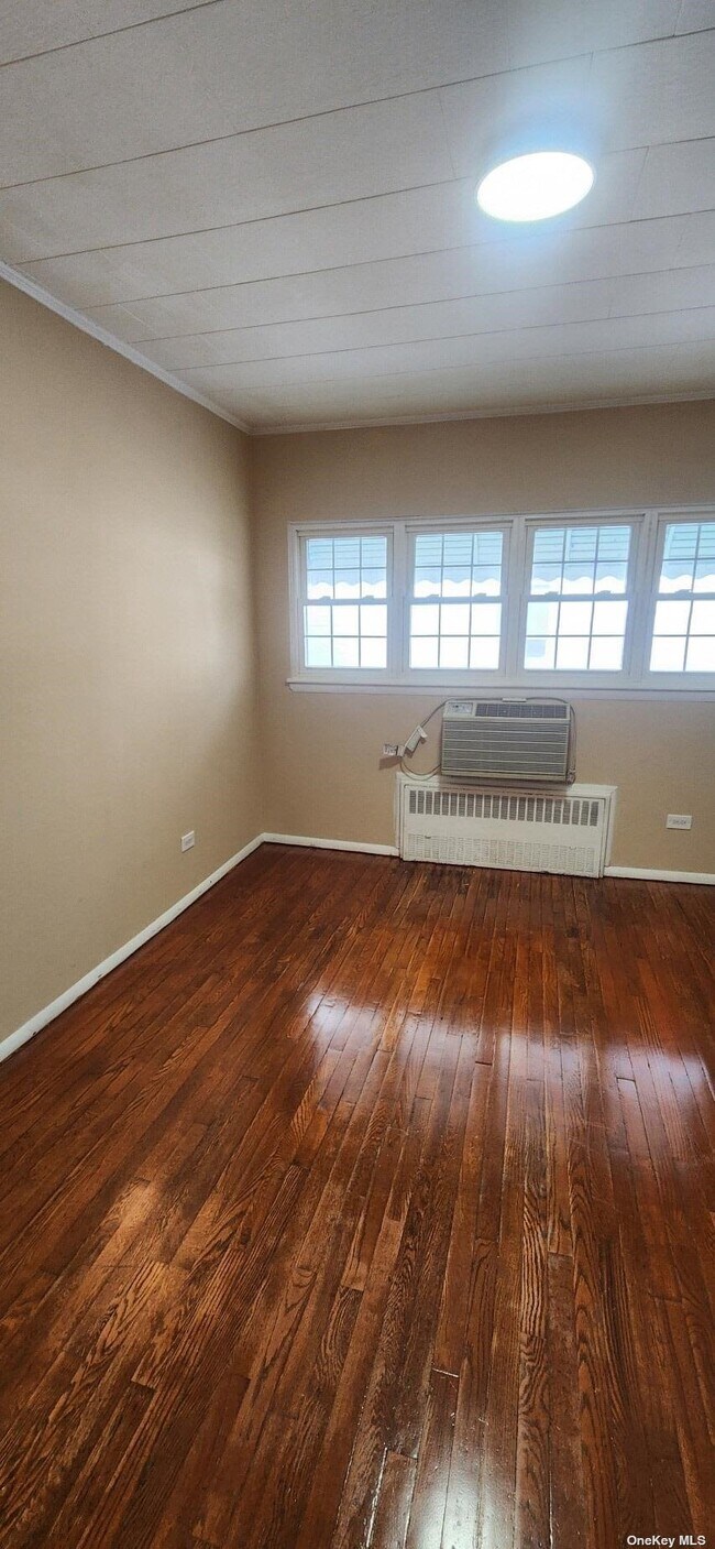 Building Photo - 191-40 116th Ave