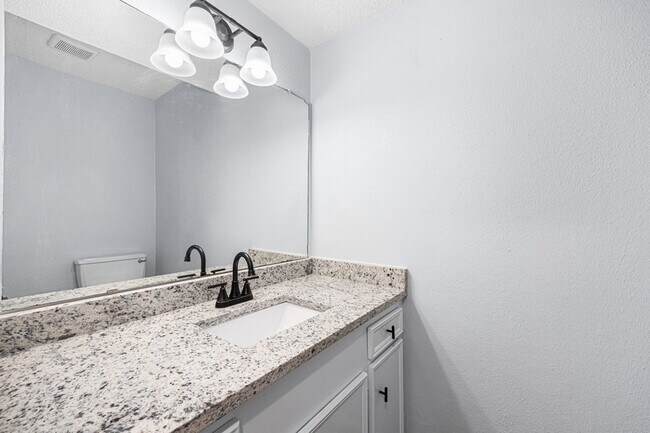 Building Photo - 2926 Meadowcreek Dr