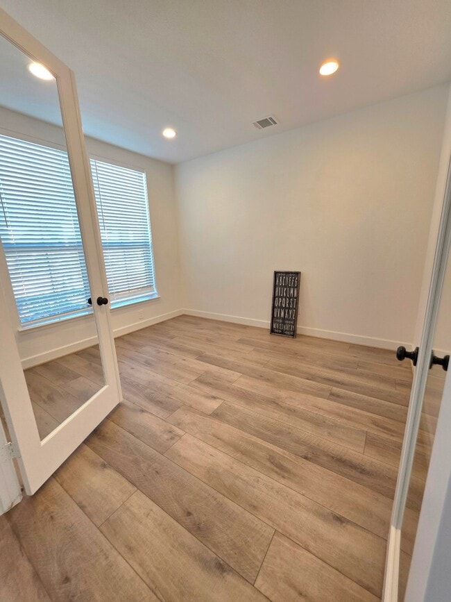 Building Photo - 15365 Legacy Pk Wy