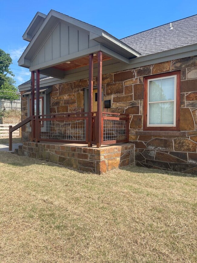 Building Photo - Amazing renovation near downtown Sand Springs.