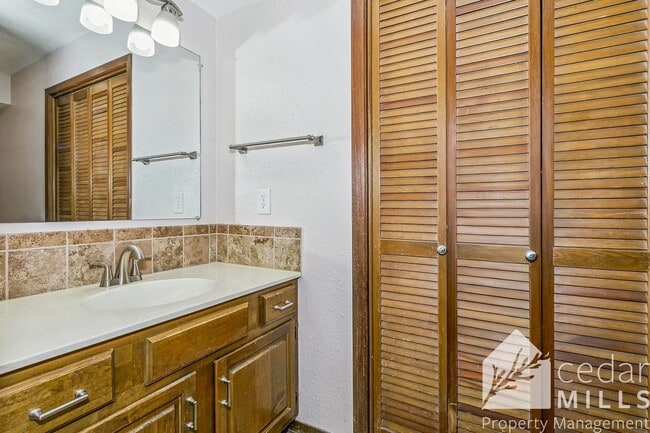 Building Photo - UPDATED 2 bedroom condo near Maize and Pawnee-Short Term Lease Option!