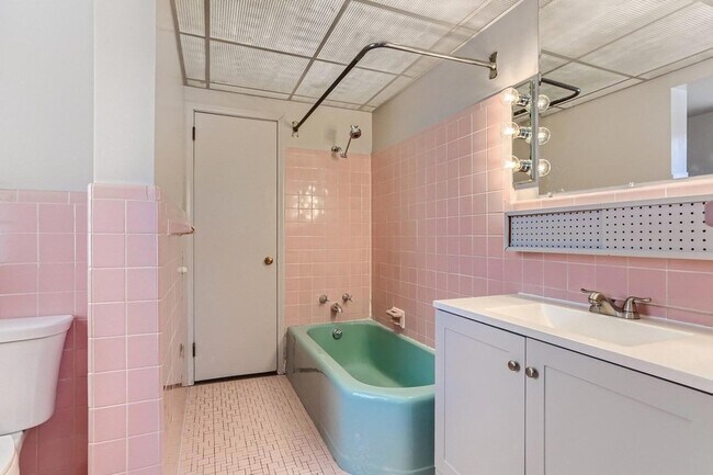 Building Photo - 5636 Twin Lake Terrace N