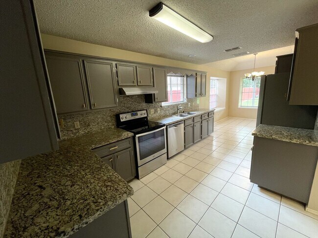 Building Photo - Spacious Living, Perfect Location!