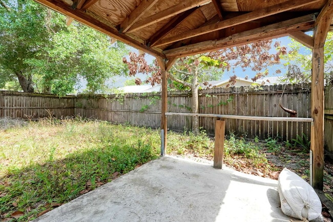 Building Photo - "Charming 2-Bed, 2-Bath Townhouse Retreat in Orlando's Heart - 1010 Sq Ft of Comfort!"