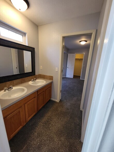 Jack And Jill Bath - 2704 Breckenridge PL