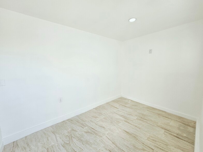 Bonus Room - 1731 E Moreland St