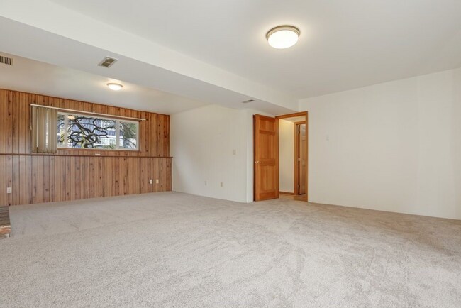 Building Photo - Beautifully Updated 4BR Split-Level Home i...