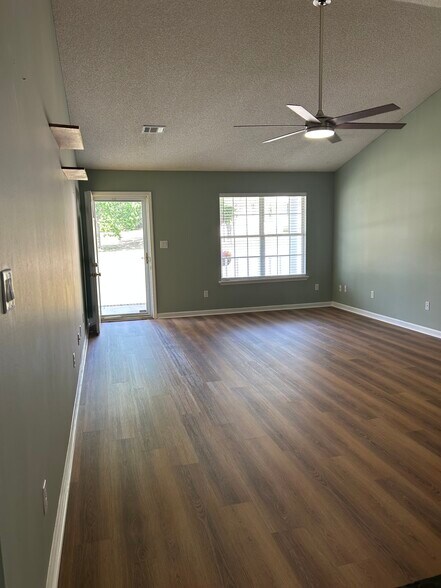 Building Photo - 111 Mockingbird Dr